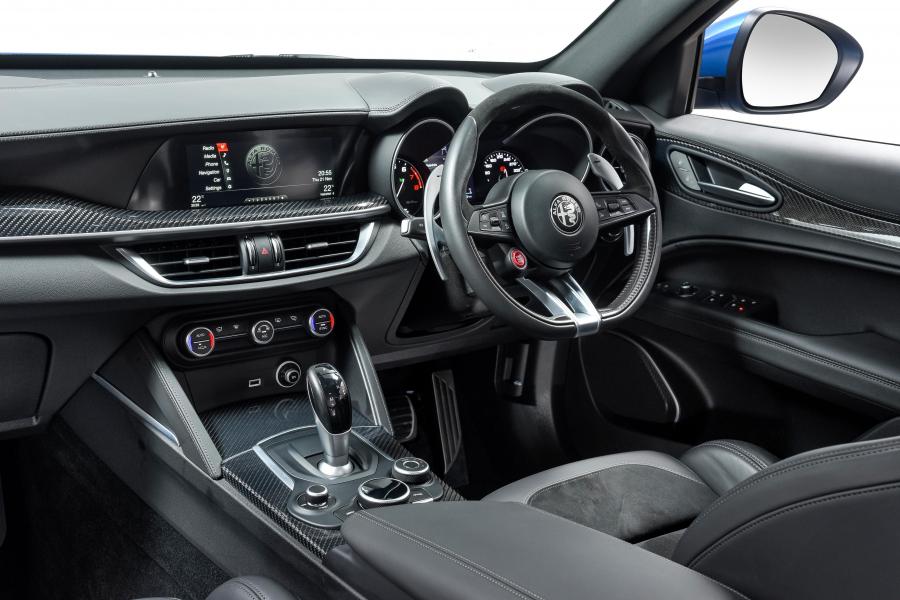 Интерьер Alfa Romeo Stelvio Quadrifoglio (949) 2019 года  (ZA) (фото 6 из 42)